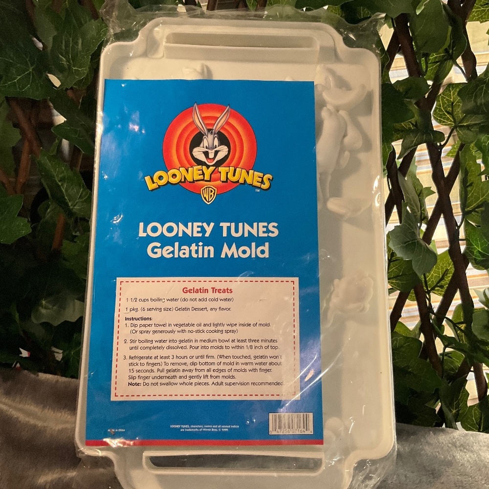 Vintage New Looney Tunes Gelatin Mold